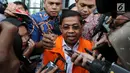 Tersangka mantan Menteri Sosial Idrus Marham usai menjalani pemeriksaan perdana pascaditahan, Gedung KPK, Jakarta, Jumat (7/9). Idrus terlihat mengenakan rompi tahanan KPK. (Merdeka.com/Dwi Narwoko)