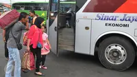 Pemudik bersiap menaiki bus ke tempat tujuan dari terminal Pulogadung, Jakarta, Jumat (10/7/15). Pada H -7, terminal Polugadung tercatat memberangkatkan sebanyak 521 penumpang dan bus yang diberangkatkan sekitar 118 bus. (Liputan6.com/Herman Zakharia)