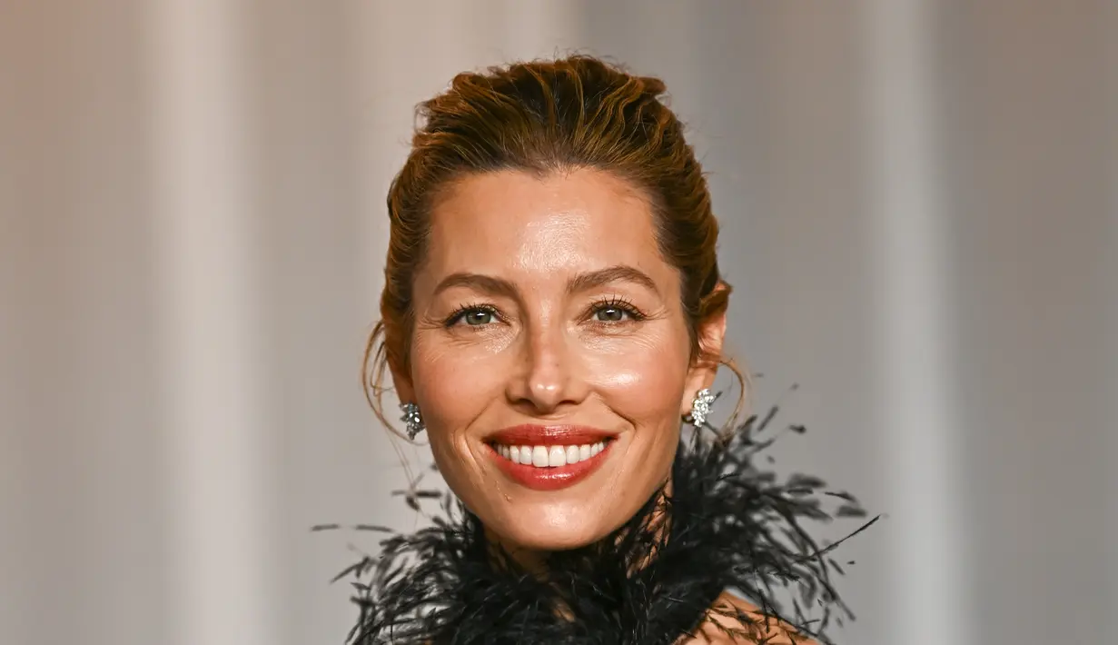 Jessica Biel hadir dengan anting-anting dari the Haute Joaillerie Collection 18k white gold set dengan berlian 4.89-carats. Ditambah cincin18k white gold set dengan berlian 6.09-carats, dan cincin 18k white gold set dengan berlian 6.09-carats, keduanya dari the L'Heure du Diamant Collection. / Foto dok: Chopard.