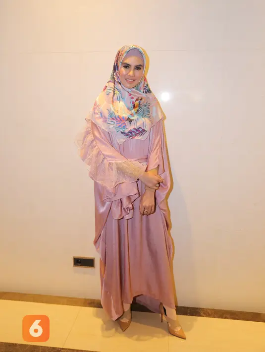“Ya niatnya khatam. Terus juga tarawihnya yang khatam Alquran jadi satu hari satu juz. Jadi secara enggak langsung kita sudah khatam satu tuh di tarawih," ujar Kartika Putri. (Adrian Putra/Bintang.com)