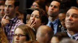 Ekspresi seorang pendukung dari Capres Partai Demokrat Hillary Clinton saat menyaksikan hasil perhitungan suara Pilpres AS 2016 di Manhattan, New York, AS, (8/11). (REUTERS/Lucas Jackson)
