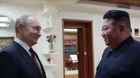 Presiden Rusia Vladimir Putin dan pemimpin Korea Utara Kim Jong Un di Pyongyang, Rabu (19/6/2024). (Dok. AP Photo/Gavriil Grigorov, Sputnik, Kremlin Pool Photo via AP)