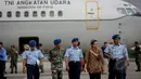 Menteri Luar Negeri Retno Marsudi (kedua kanan) usai melepas rombongan "Indonesia Peduli Nepal", Jakarta, Rabu (29/4/2015). Dalam rombongan pertama ini Indonesia mengirim 66 personel. (Liputan6.com/Faizal Fanani) 
