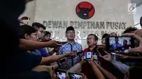 Walikota Bandung Ridwan Kamil memberikan keterangan usai pertemuan tertutup di DPP PDIP, Jakarta, Rabu (3/1). Namun, Emil tak menampik berharap PDIP ikut bergabung bersama untuk mendukungnya di Pilgub Jabar. (Liputan6.com/Faizal Fanani)