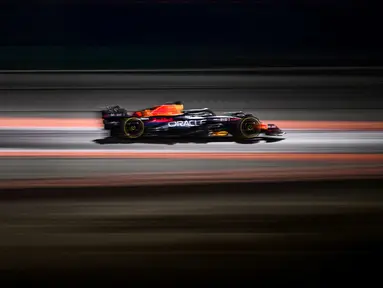 Pembalap Red Bull Racing, Max Verstappen memacu mobilnya saat Formula 1 GP Qatar 2023 di Lusail International Circuit, Qatar pada 8 Oktober 2023. (AFP/Ben Stansall)
