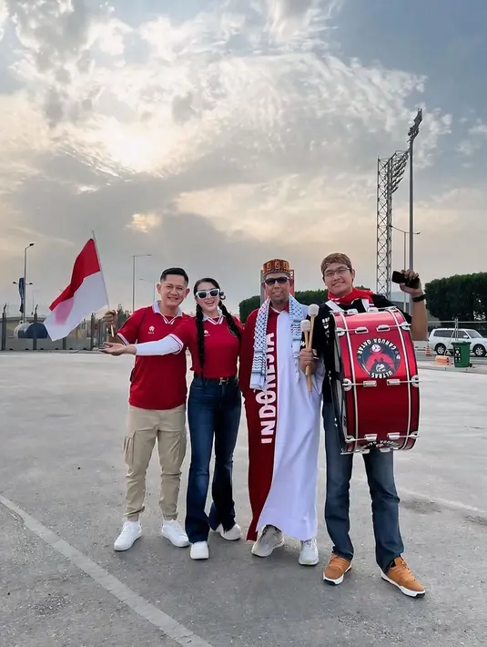 Totalitas dukungan yang diberikan Fitri Carlina untuk Timnas Indonesia di pertandingan AFC 2024 ini pun jadi sorotan. Bahkan, tak sedikit netizen yang memberikan pujian terhadap pasangan selebriti ini. (Liputan6.com/IG/@fitricarlina)