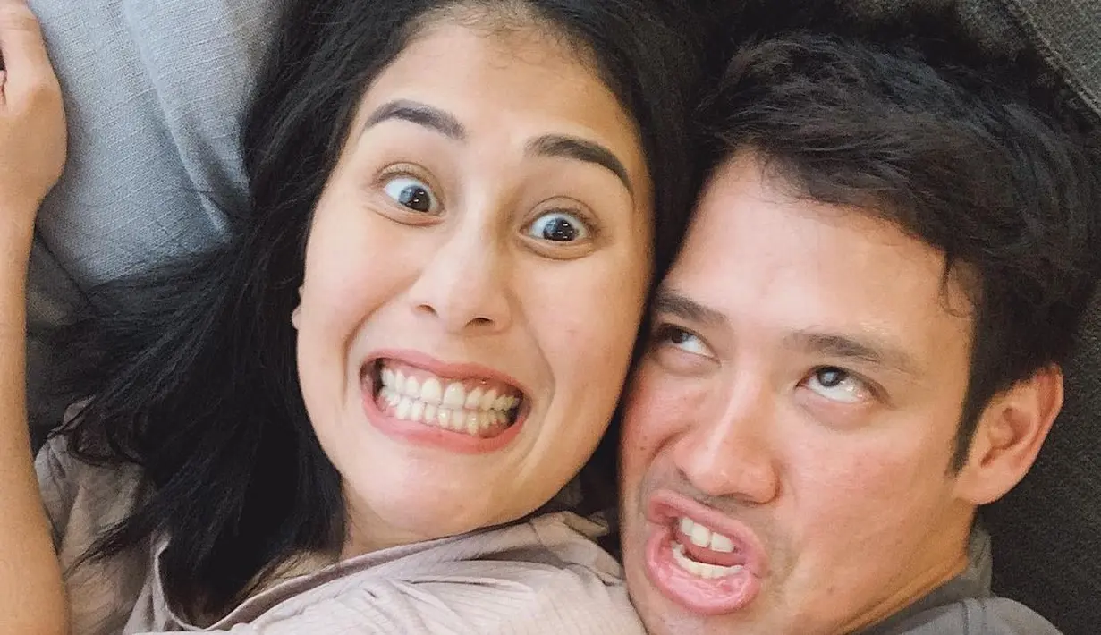 Gya melihat sang suami menyadari dirinya menangis setiap hari. "Tapi dia sadar menganggapi aku yang menangis setiap hari," ujar Gya lagi. [Instagram/tarrabudiman]