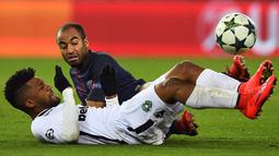 Pemain Paris Saint-Germain, Lucas Moura, berebut bola dengan pemain Ludogorets, Virgil Misidjan, dalam laga Grup Liga Champions di Stadion Parc des Princes, Paris, (6/12/2016).  (AFP/Franck Fife)