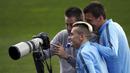 Antoine Griezman (kiri) dan Mario Mandzukic (kanan) meminta foto hasi jepretan photographer yang mengabadikan momen latihan (REUTERS/Juan Medina) 