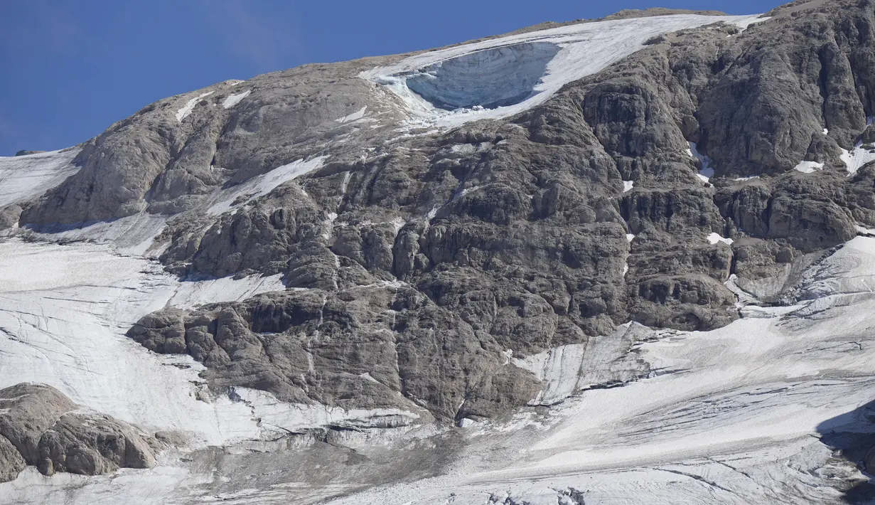 Pemandangan gletser Punta Rocca dekat Canazei, di Pegunungan Alpen Italia di Italia utara, Senin, 4 Juli 2022, sehari setelah sebagian besar gletser terlepas, mengirimkan longsoran es, salju, dan batu ke para pejalan kaki. (AP Photo/Luca Bruno)