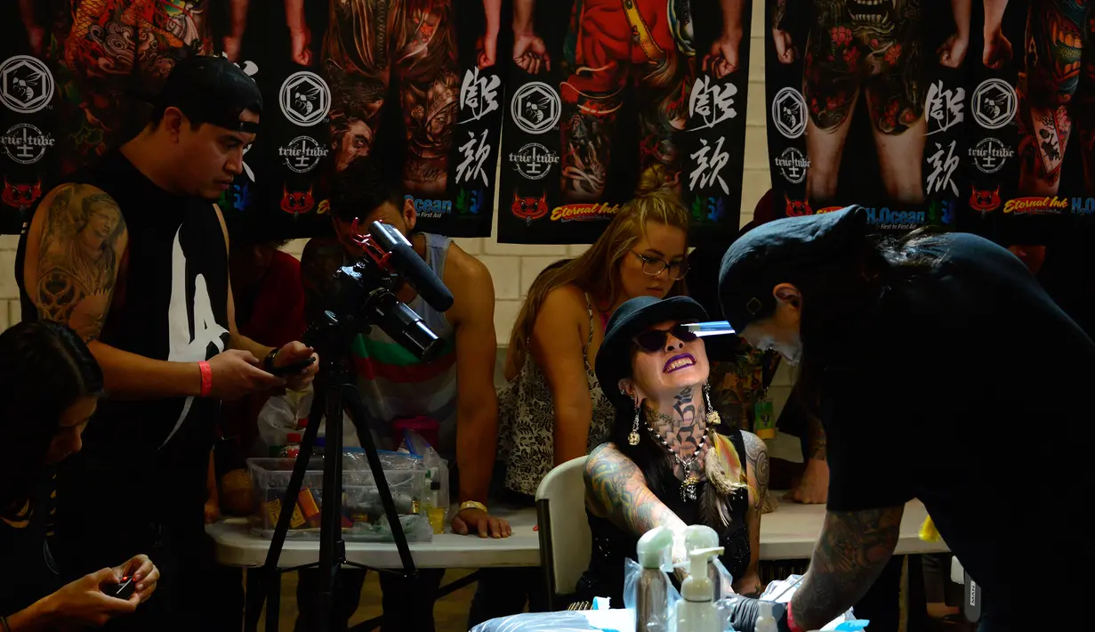 Taiwan tattoo artist Jess Yen (R) berpartisipasi dalam edisi 5 dari Konvensi Internasional Paradise Tatto, di San Antonio de Belen, San Jose, (8/5). Lebih dari 300 seniman tato berpartisipasi di acara ini.(AFP PHOTO/Ezequiel Becerra)