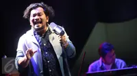 Aksi Tompi saat tampil dalam pagelaran musik BNI Java Jazz Festival 2017, Jakarta, Jumat (3/3). Di tahun ketiga penampilannya, Tompi membawakan sejumlah lagu, seperti Sedari Dulu, Bawa Daku, Tak Pernah Setengah Hati. (Liputan6.com/Immanuel Antonius)