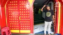 Umat muslim usai melakukan Sholat di masjid Lautze, kawasan Sawah Besar, Jakarta Pusat, Rabu (20/4/2022). Masjid Lautze berupa bangunan ruko dengan arsitektur etnis Tionghoa pertama yang ada di Jakarta yang dibangun oleh Haji Karim Oei pada tahun 1991. (Liputan6.com/Johan Tallo)