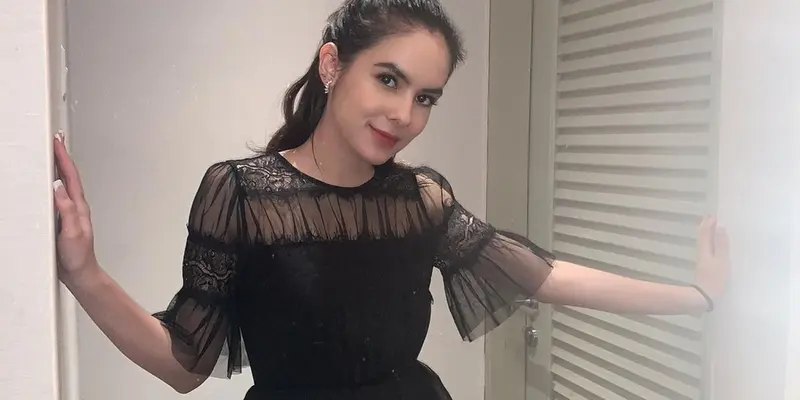 Potret Steffi Zamora Pakai Busana Hitam, Tampil Elegan