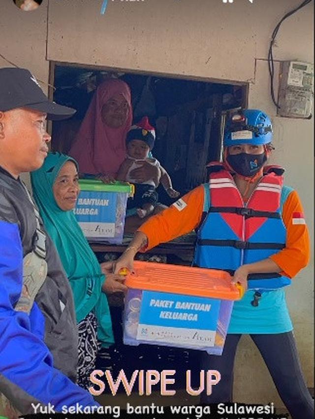 7 Potret Awkarin Jadi Relawan Banjir di Kalimantan Selatan Ini Tuai Pujian