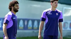 2 Pemain Fiorentina tengah melakukan latihan terakhir  jelang pertandingan melawan Dynamo Kiev pada leg ke-2 perempatfinal European League, Kamis (23/4/2015). (AFP)