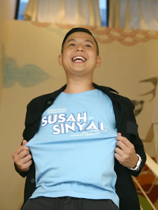 Selain menjadi sutradara, ia juga tampil sebagai pemeran. Film itu juga dibintangi oleh Valerie Thomas, Adinia Wirasti, Ge Pamungkas dan beberapa komika ikut terlibat. (Nurwahyunan/Bintang.com)