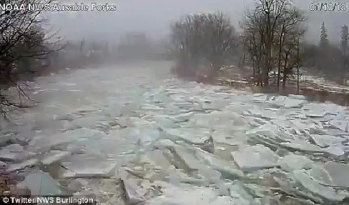 Sungai Au Sable yang beku mendadak kembali normal, setelah es yang menutupi sungai pecah berkeping-keping. Akibatnya, permukaan sungai ikut naik. (Twitter/NWS Burlington)