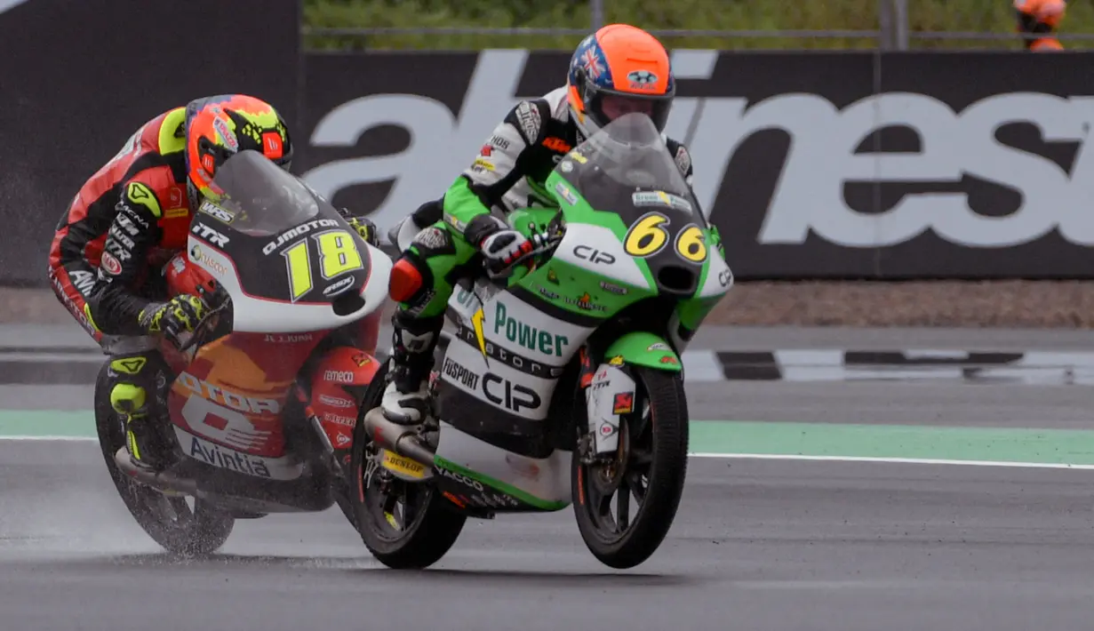 Pembalap QJmotor Avintia Racing Team Matteo Bertelle dan pembalap CIP Green Power Team Joel Kelso saat sesi latihan bebas hari ke-2 balapan Grand Prix Moto3 di Pertamina Mandalika International Street Circuit, Mandalika, Lombok Tengah, Nusa Tenggara Barat, Sabtu (19/3/2022). (AFP/Sonny Tumbelaka)