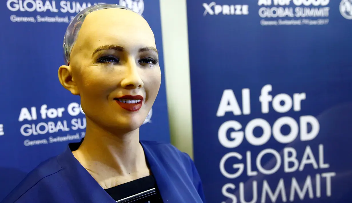 Sophia, robot cerdas berteknologi terbaru tersenyum saat diperkenalkan di sela acara KTT Global "AI for Good" di ITU di Jenewa, Swiss (7/6). Robot ini memiliki kemampuan mengeluarkan gerak-gerik dan ekspresi wajah mirip manusia. (Reuters/Denis Balibouse)