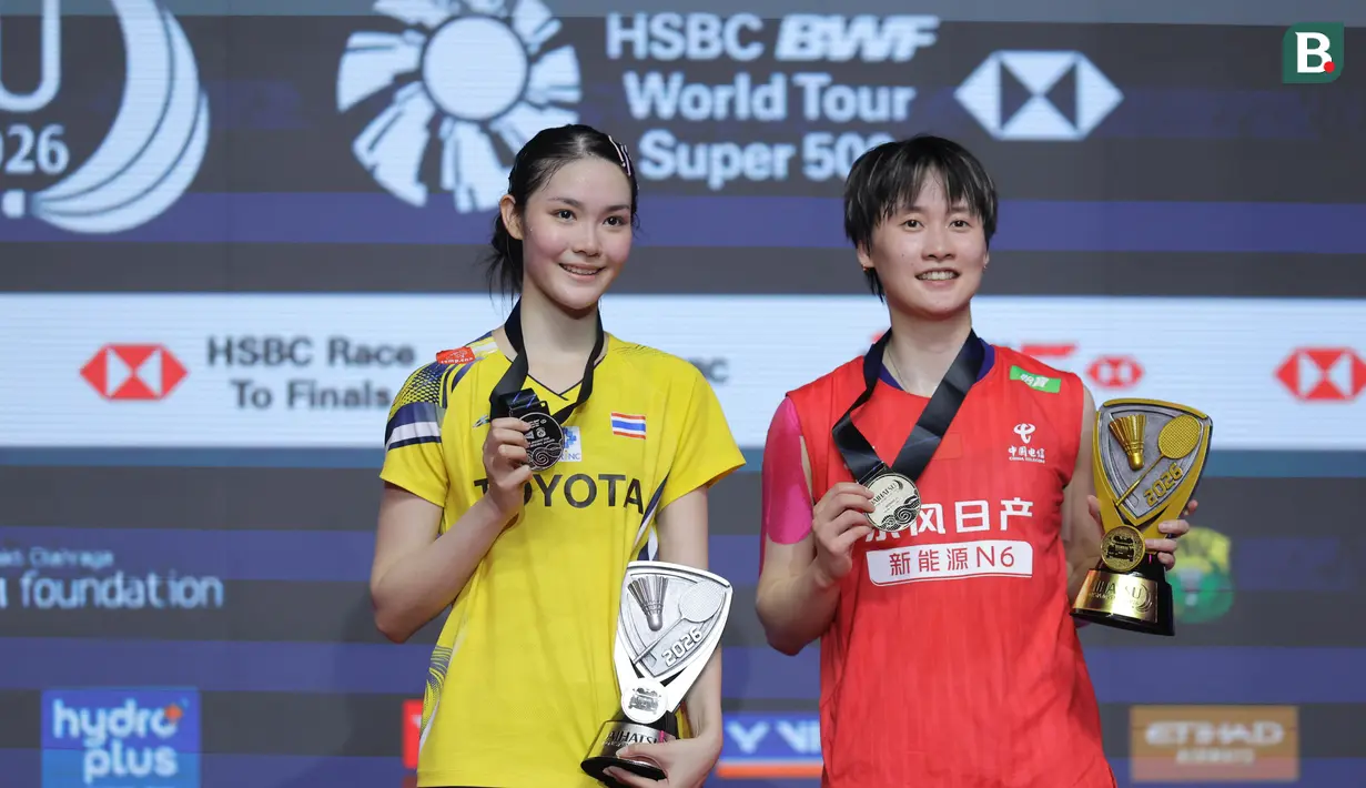 Pebulu tangkis tunggal putri Thailand, Pitchamon Opatniputh (kiri) berfoto bersama wakil China, Chen Yu Fei di atas podium setelah final Indonesia Masters 2026 yang berlangsung di Istora, Senayan, Jakarta, Minggu (25/01/2026). (Bola.com/Bagaskara Lazuardi)