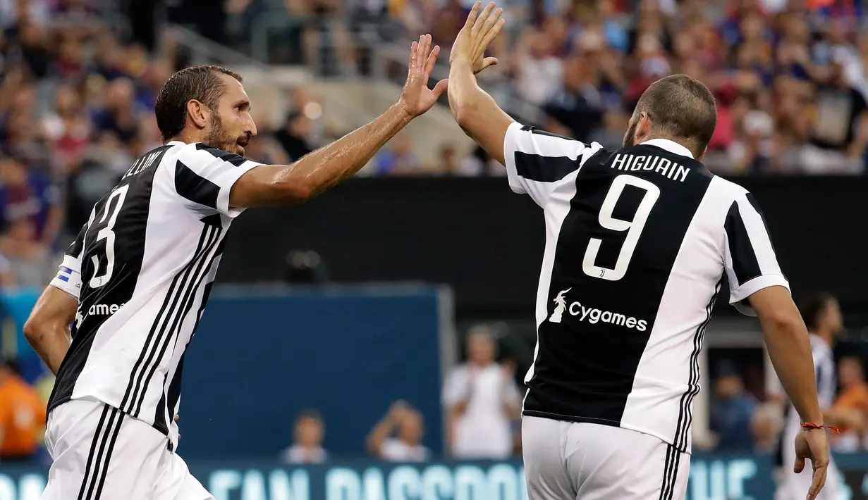 Bek Juventus, Giorgio Chiellini melakukan selebrasi bersama Gonzalo Higuain usai mencetak gol ke gawang Barcelona pada pertandingan ICC 2017 di Stadion MetLife di East Rutherford, N.J. (22/7). (AP Photo / Julio Cortez)