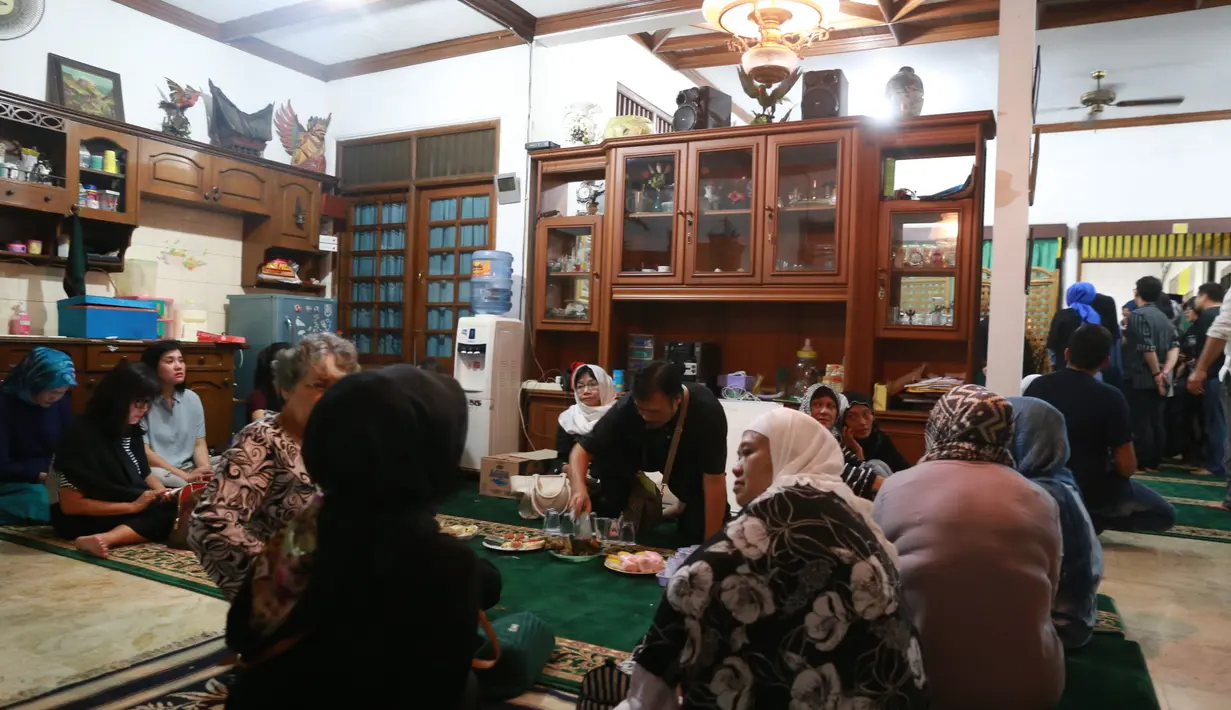 Suasana rumah duka ibunda Memes, Nyi Rd Hj. Djoehanah Kosim Binti Rd. Purawinekas. Ibunda Memes meninggal dunia dalam usia 94 tahun. Akibat menderita stroke sejak tiga tahun silam. (Adrian Putra/Bintang.com)