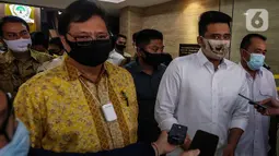 Ketum Partai Golkar Airlangga Hartarto dan Calon Wali Kota Medan Bobby Nasution pada Pilkada 2020 memberikan keterangan di DPP Partai Golkar, Jakarta, Selasa (18/8/2020). Partai Golkar resmi mengusung Bobby Nasution dan Aulia Rahman pada Pilkada Wali Kota Medan 2020. (Liputan6.com/Johan Tallo)