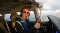 Travis Ludlow meraih Guinness World Record sebagai orang termuda yang terbang solo keliling dunia ketika ia menyelesaikan perjalanannya pada usia 18 tahun, 150 hari. (Sumber: Guinness World Records)