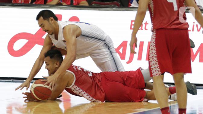 Pebasket Indonesia, Kaleb Ramot, saat melawan Thailand pada SEA Games 2019 di Mall Of Asia Arena, Manila, Filipina, Rabu (4/12/2019). Indonesia kalah 76-98 dari Thailand. (Bola.com/M Iqbal Ichsan)