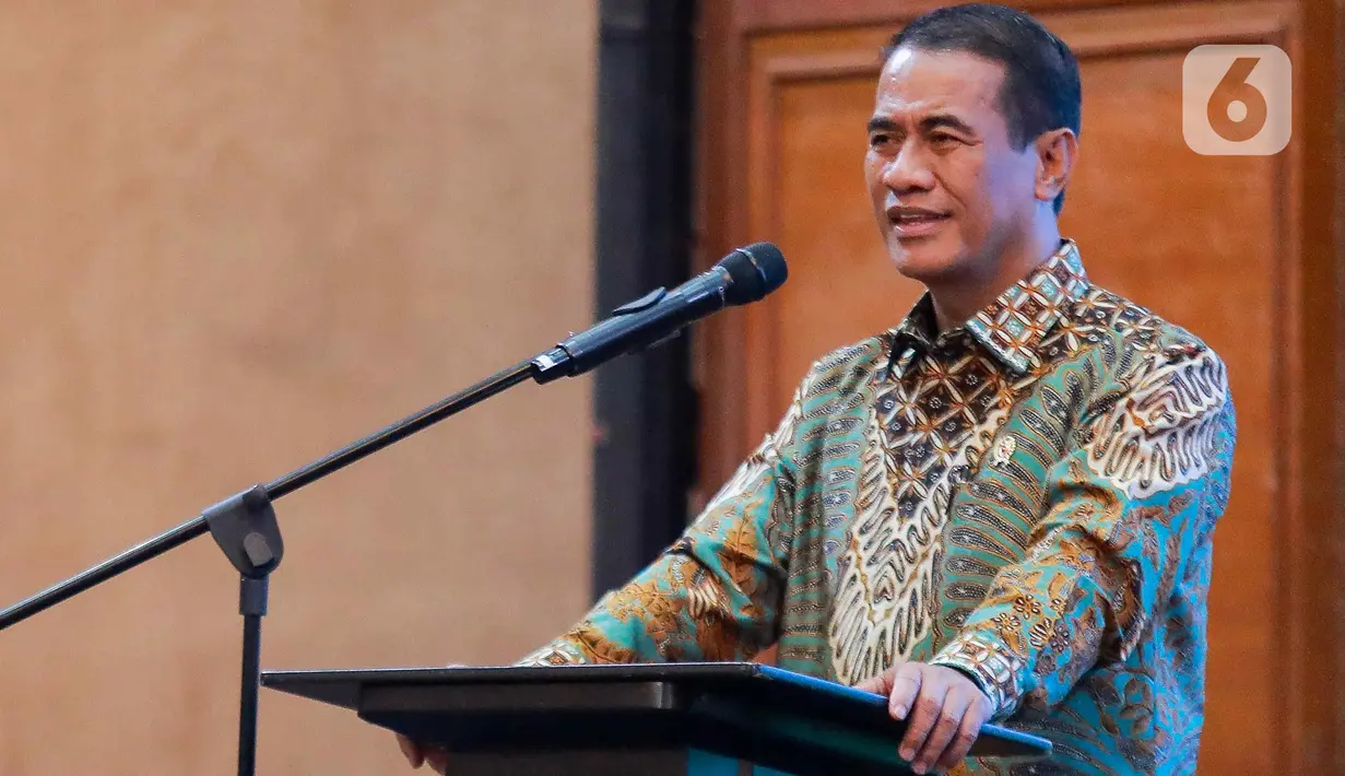 Menteri Pertanian (Mentan) Andi Amran Sulaiman memberikan sambutan saat serah terima jabatan Wakil Menteri Pertanian di Gedung A Kementerian Pertanian, Jakarta, Jumat, (19/7/2024). (Liputan6.com/Herman Zakharia)