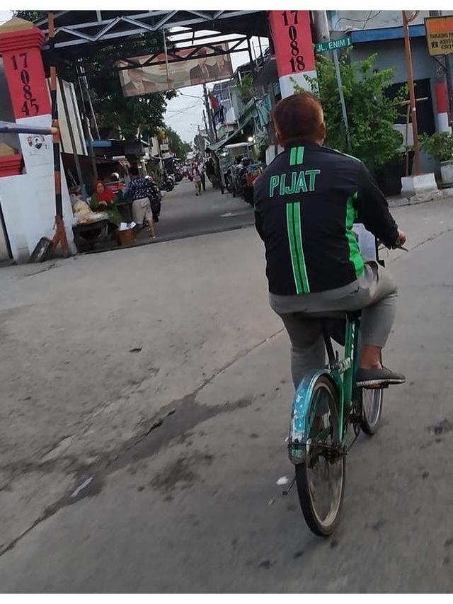 Atribut Driver Ojek Online Ini Bikin Ketawa Geli
