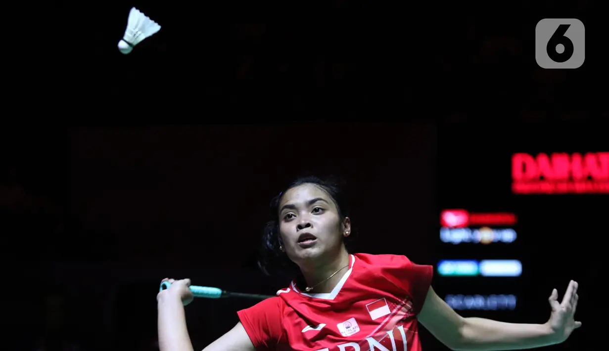Pebulutangkis tunggal putri Indonesia, Gregoria Mariska Tunjung mengembalikan kok ke arah Han Yue (China) di babak Perempat Final Indonesia Masters 2023 di Istora Senayan, Jakarta, Jumat (27/1/2023). Langkah Gregoria Mariska Tunjung terhenti usai disingkirkan wakil China, Han Yue, dalam tiga gim 21-19, 8-21, dan 16-21. (Liputan6.com/Helmi Fithriansyah)