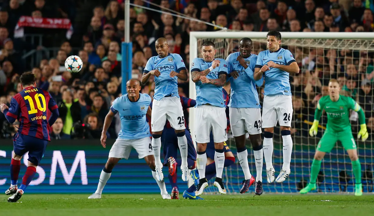 Penyerang Barcelona, Lionel Messi saat melakukan tendangan bebas pada leg kedua 16 besar Liga Champions di Stadion Camp Nou, Spanyol, Kamis (18/3/15). Barcelona menang 1-0 atas Manchester City. (Reuters/Carl Recine)