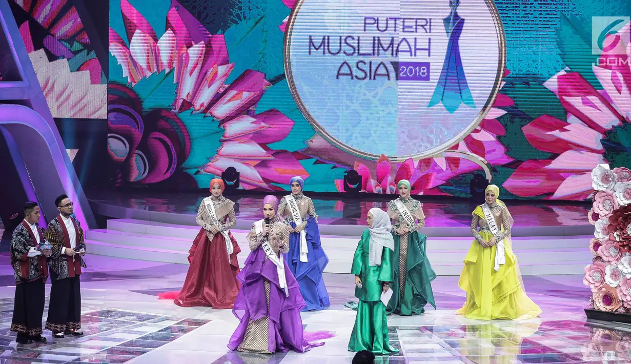 Finalis asal Turki menjawab pertanyaan yang diajukan dewan juri dalam malam puncak Puteri Muslimah Asia 2018 di Jakarta, Senin (7/5). (Liputan6.com/Faizal Fanani)