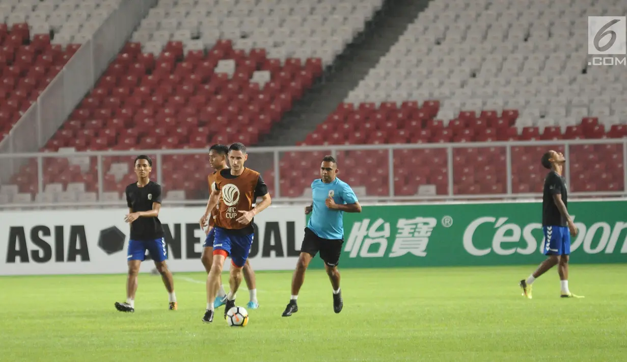 Sejumlah pemain Tampines Rovers melakukan latihan resmi jelang laga grup H Piala AFC 2018 melawan Persija di Stadion GBK Jakarta, Selasa (27/2). Persija akan menjamu Tampines Rovers, Rabu (28/2). (Liputan6.com/Helmi Fithriansyah)