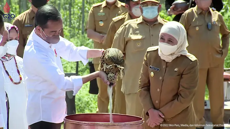 Gubernur Jatim Khofifah bersama presiden Jokowi di kawasan Titik Nol Ibu Kota Negara (IKN) Nusantara. (Istimewa)