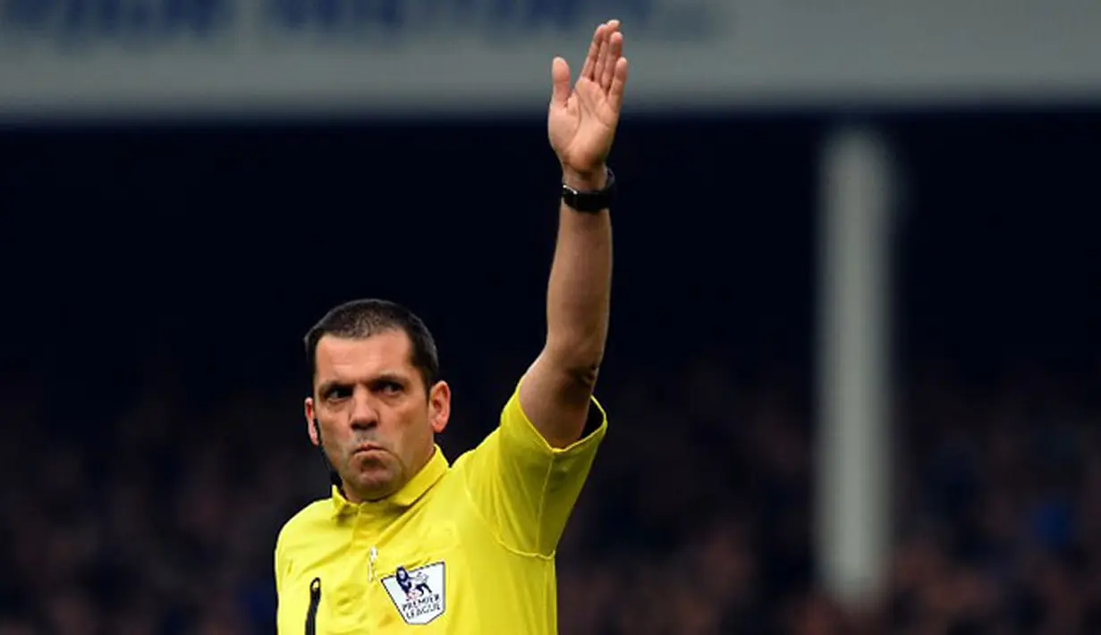 Wasit Phil Dowd meniup pluit panjang tanda pertandingan telah usai dengan skor 3 - 3 pada pertandingan sepak bola Liga Inggris antara Everton melawan Liverpool di Goodison Park, Liverpool, Sabtu (23/11/2013). (AFP/Paul Ellis)