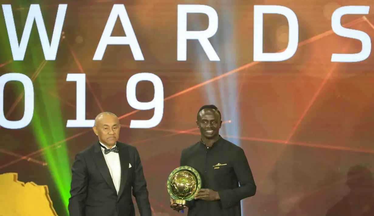 Penyerang Senegal, Sadio Mane, saat mendapatkan penghargaan sebagai pemain terbaik Afrika 2019 di Hurghada, Mesir, Rabu (8/1/2020). Pemain Liverpool ini mengalahkan Mohamed Salah dan Riyad Mahrez. (AFP/Khaled Desouki)