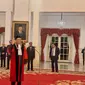 Presiden Joko Widodo atau Jokowi menyaksikan pengucapan sumpah dan janji Arsul Sani sebagai Hakim Mahkamah Konstitusi (MK) RI di Istana Negara, Jakarta, Kamis (18/1/2024). (Lizsa Egeham).