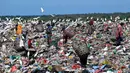 Untuk diketahui, sejak 1 April 2026, TPA Suwung hanya menerima sampah residu dan anorganik, sementara sampah organik dilarang masuk. Tampak dalam foto, orang-orang mengumpulkan sampah di Tempat Pembuangan Akhir (TPA) Suwung, Denpasar, Bali, pada Jumat 17 April 2026. (SONNY TUMBELAKA/AFP)