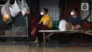 Warga duduk-duduk saat banjir menggenangi kawasan Jalan Wolter Monginsidi Jakarta dan sekitarnya, Sabtu (20/2/2021). Hujan yang mengguyur Jakarta sejak Jumat (19/2) membuat sejumlah titik di Jakarta terendam banjir. (Liputan6.com/Helmi Fithriansyah)