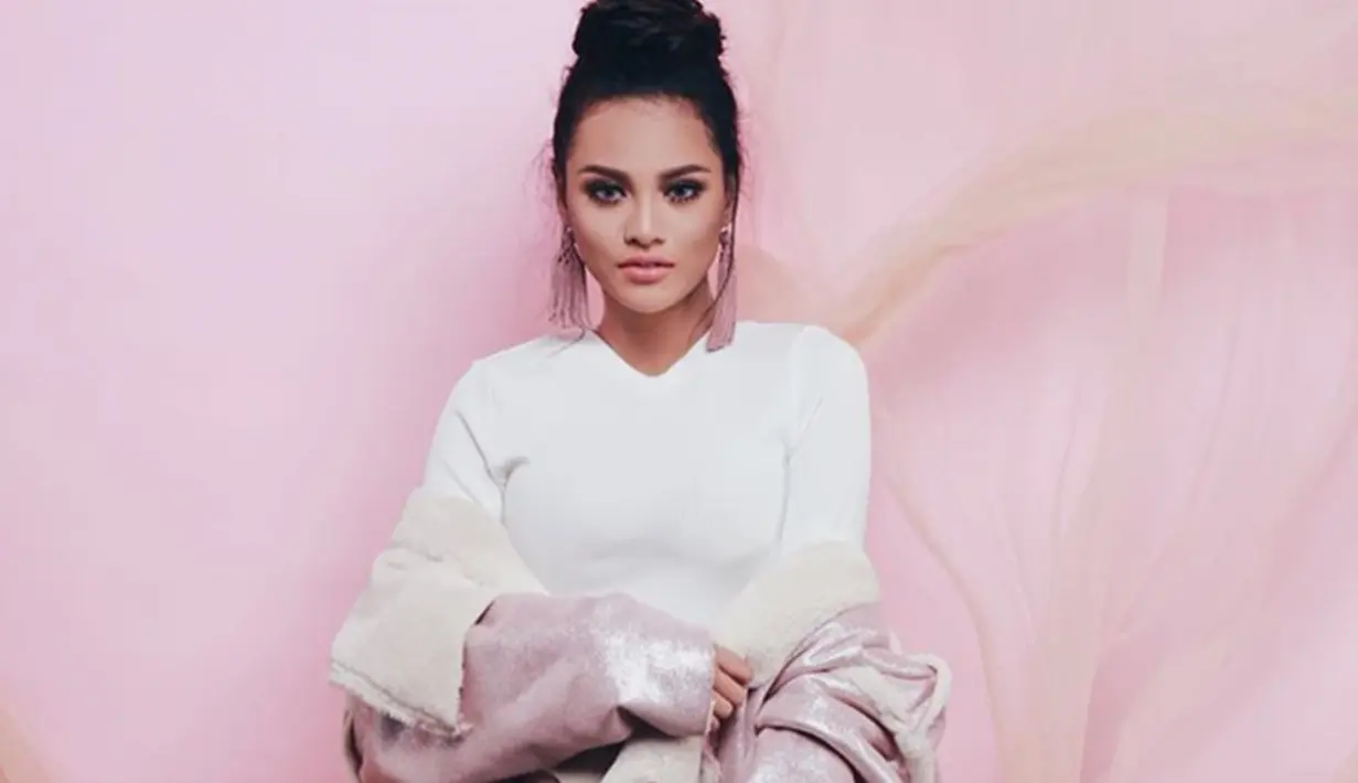 Seperti pemotretan ini dimana dirinya memakai kaos lengan panjang berwarna putih. Tampil dengan makeup tebal dan rambut diikat diatas, penampilan kakak Azriel ini modis banget. (Liputan6.com/IG/@aurelie.hermansyah)