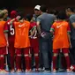 Pelatih timnas futsal putri Indonesia Andre Picessa Pratama memberika arahan saat berlaga melawan Thailand di SEA Games 2017 di Selangor,Malaysia, Jumat (25/8). Timnas futsal putri Indonesia bermain imbang dengan skor 2-2. (Liputan6.com/Faizal Fanani)