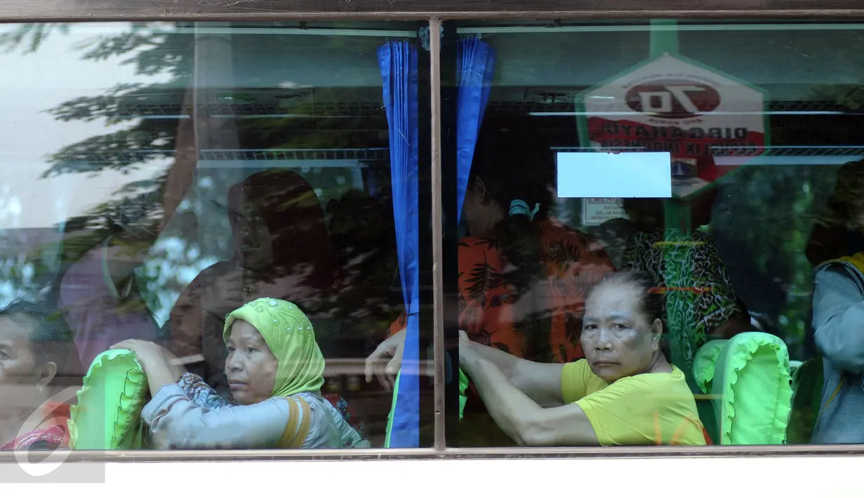 Warga Kalijodo berada di dalam bus bersiap meninggalkan gedung DPRD DKI Jakarta usai melakukan aksi, Jumat (19/2/2016). Dalam aksinya, mereka menuntut ganti rugi lahan pemukiman dan kepastian relokasi pemukiman. (Liputan6.com/Helmi Fithriansyah)