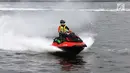 Peserta saat beraksi bermain jetski dalam kejuaraan Bhayangkara Cup Jetski Round 1 di Pantai Mutiara Pluit, Jakarta, Minggu (23/07). Kejuaraan ini sebagai momen untuk mencari bibit baru. (Liputan6.com/Fery Pradolo) 