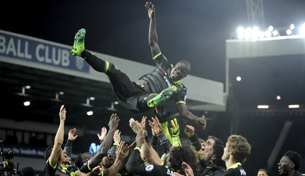 Para pemain Chelsea, melempar rekannya N'Golo Kante  saat merayakan kemenangan pada lanjutan Premier League di di Hawthorns Stadium, West Bromwich, (12/5/2017). Chelsea menang 1-0. (AP/Rui Vieira)