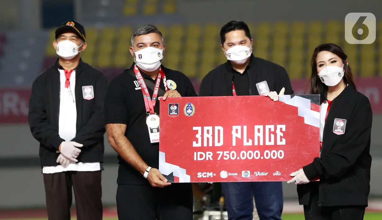 Perwakilan PSS Sleman mendapatkan penghargaan tim peraih peringkat tiga Piala Menpora 2021 di Stadion Manahan, Solo, Minggu (25/4/2021). (Bola.com/M Iqbal Ichsan)