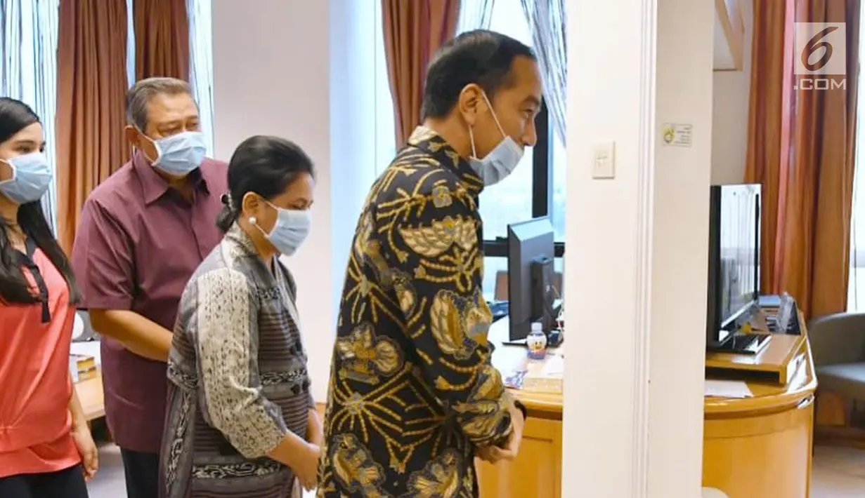 Presiden Joko Widodo atau Jokowi mengenakan masker saat menjenguk istri Presiden ke-6 RI Susilo Bambang Yudhoyono (SBY), Ani Yudhoyono di National University Hospital Singapore, Kamis (21/2). (Liputan6.com/HO/Biro Pers Setpres)