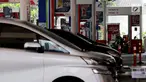 Sejumlah kendaraan mengisi bahan bakar minyak (BBM) di SPBU Kuningan Jakarta, Sabtu (5/5). Pemerintah berencana untuk menambah subsidi solar di tengah harga minyak dunia yang sedang naik. (Liputan6.com/Johan Tallo)